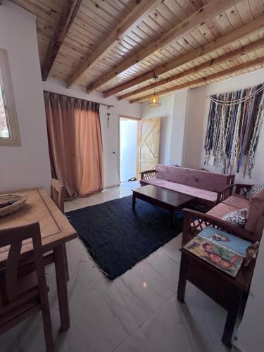 un salon avec un canapé et une table dans l'établissement Palm house, à Dahab
