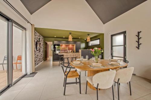 a dining room with a table and chairs at Maison Simone - Belle Maison pour 6 avec Jacuzzi in Lesneven
