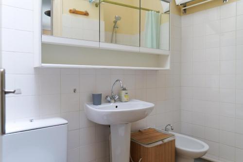 une salle de bain avec un lavabo, des toilettes et un miroir dans l'établissement Appartement cœur de ville entre port et plage Les Sables 6 personnes, à Les Sables-dʼOlonne