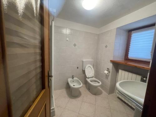 A bathroom at Casevacanza Val d'Ayas