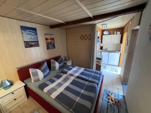 a small bedroom with a bed and a kitchen at Zum ehemaligen Kaffeekännchen in Funfseen