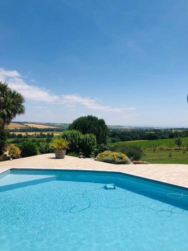 une grande piscine située à côté d'un patio dans l'établissement T2 de 50m2 indépendant à 15mn de Toulouse, à Préserville