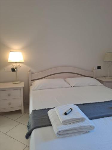 a bedroom with a bed with towels and a lamp at Borgo alla Sorgente in Vallio Terme