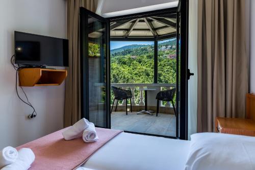 ein Hotelzimmer mit Bett und Balkonblick in der Unterkunft Villa Residence Ičići in Ičići