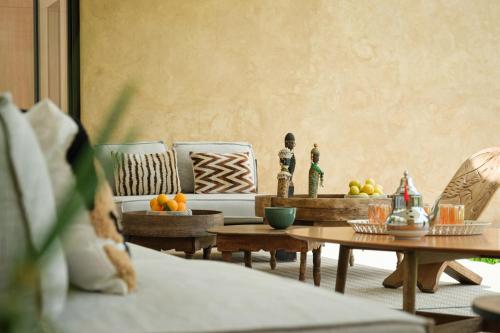 un soggiorno con divano e tavolini da caffè di Villa BELYA a Marrakech