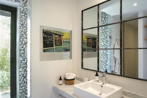 un bagno con lavandino e specchio di Villa BELYA a Marrakech