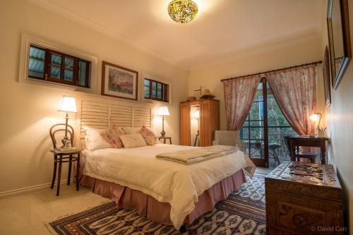 um quarto com uma cama grande e uma janela em Grove Manor em Brisbane