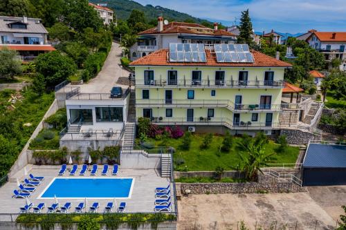 Luftaufnahme eines Hauses mit Swimmingpool in der Unterkunft Villa Residence Ičići in Ičići