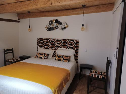 une chambre avec un lit avec un couvre-lit jaune dans l'établissement Chez Francine La Chenevière, à Saint-Rémy-de-Chargnat