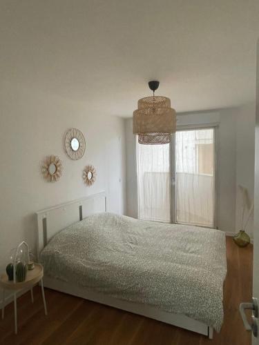 une chambre avec un lit et une fenêtre dans l'établissement New & serene II 1 bedroom appartement near La Défense Paris Parking and Fibre, à Suresnes