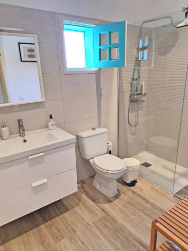 a bathroom with a toilet and a sink and a shower at Casa Belén in Pozo Negro