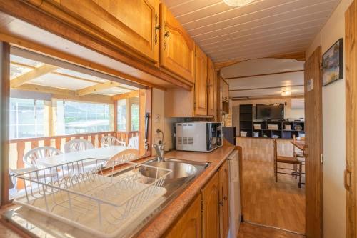 d'une cuisine avec évier et d'un balcon. dans l'établissement Mh16 La Tremblade, à La Tremblade