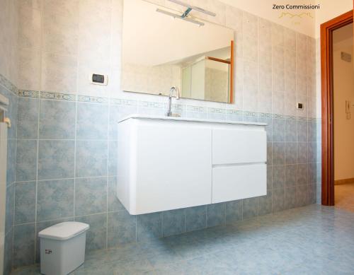 a bathroom with a white sink and a toilet at Villa Vespucci - appartamento di 170mq in Montesilvano