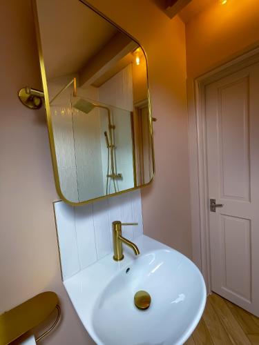 Bilik mandi di Spacious rustic chic 5 bedroom home with private patio in Leeds