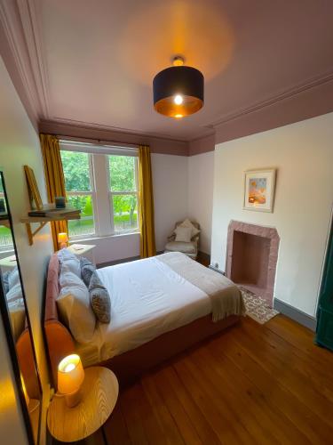 Katil atau katil-katil dalam bilik di Spacious rustic chic 5 bedroom home with private patio in Leeds