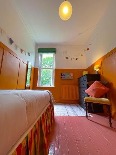 Katil atau katil-katil dalam bilik di Spacious rustic chic 5 bedroom home with private patio in Leeds