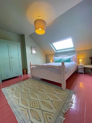 Katil atau katil-katil dalam bilik di Spacious rustic chic 5 bedroom home with private patio in Leeds