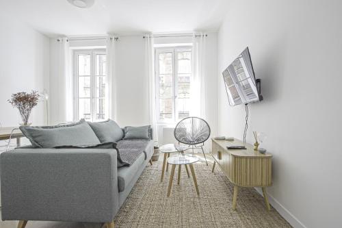 un salon avec un canapé et une table dans l'établissement Appartement F4 - Palais de justice - Proche gare, au Havre