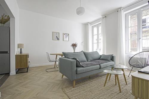 un salon avec un canapé et une table dans l'établissement Appartement F4 - Palais de justice - Proche gare, au Havre