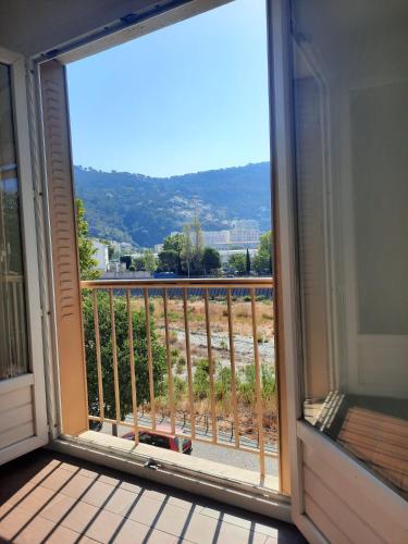 une vue depuis le balcon d'une maison dans l'établissement La Chambre 1, Climatisée AC, Cuisine privée, à Nice