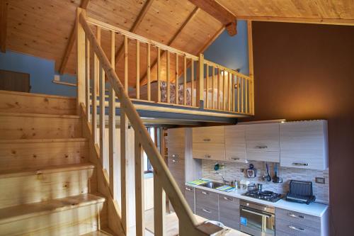 奥梅尼亚Canova Piano Primo - Cosy Studio Lake Orta Area的房屋内的厨房,设有木楼梯