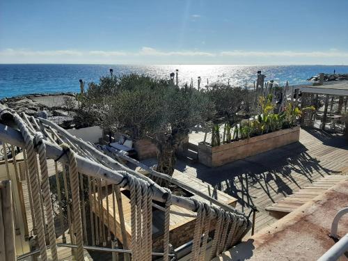 une vue sur l'océan depuis les escaliers d'un complexe hôtelier dans l'établissement Studio piscine climatisation tennis, à Nice