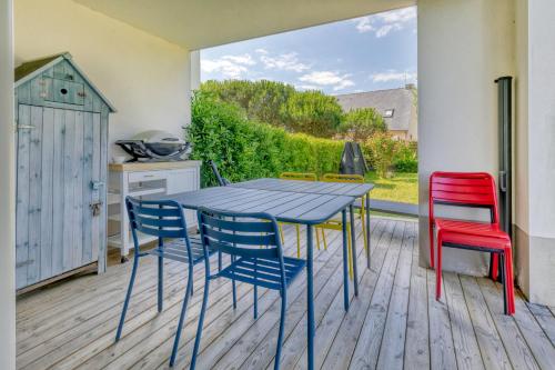 une cuisine avec une table et quatre chaises sur une terrasse dans l'établissement Bodet Appartement Plage St Goustan, au Croisic