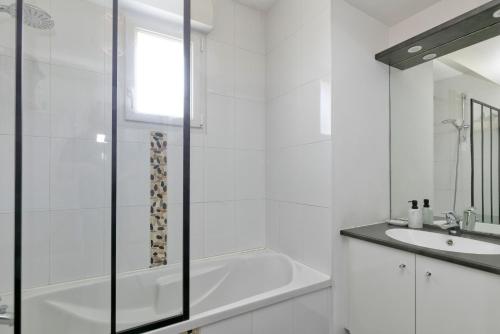 Ένα μπάνιο στο Bodet Appartement Plage St Goustan