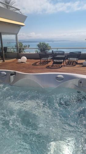 une piscine avec vue sur l'océan dans l'établissement Lux- apparemment à Marina baie des Anges -vue de la mer, à Villeneuve-Loubet