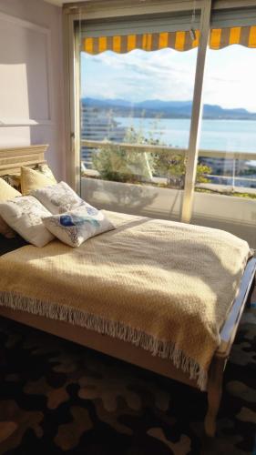 - un lit avec une fenêtre donnant sur l'océan dans l'établissement Lux- apparemment à Marina baie des Anges -vue de la mer, à Villeneuve-Loubet