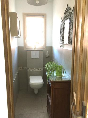 une salle de bain avec toilettes, lavabo et fenêtre dans l'établissement Saint-Cyprien Maison de standing, à Saint-Cyprien