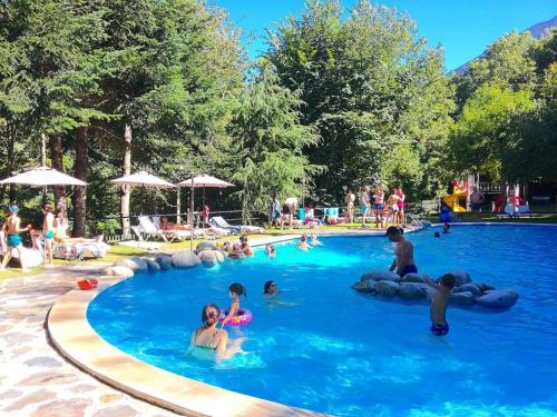 a group of people in a swimming pool at Camping Bedura Park in Era Bordeta