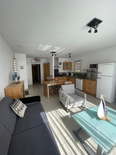 un salon avec un canapé et une table dans l'établissement Saint-Cyprien Maison de standing, à Saint-Cyprien