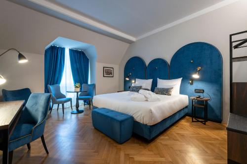 a hotel room with a bed and a table and chairs at Stadt Hotel Citt&agrave; in Bolzano