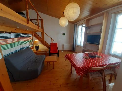 - un salon avec une table, un lit, une table et des chaises dans l'établissement Studio 38m2 pour un séjour tout confort et au calme en hyper centre, à Rochefort