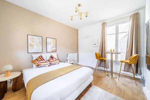 une chambre blanche avec un grand lit et une fenêtre dans l'établissement Studio proche Paris Expo Porte de Versailles, à Issy-les-Moulineaux