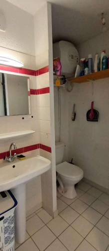 une salle de bain avec un lavabo et des toilettes dans l'établissement Sala P, à Valras-Plage