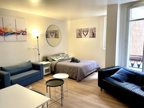 un salon avec un lit et un canapé dans l'établissement Anthony's Residence, à Paris