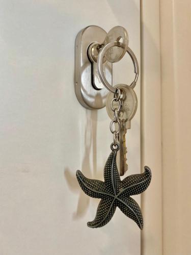 a key chain with a starfish attached to a door at Casa Chicchella- Authentic Experience in Vieste
