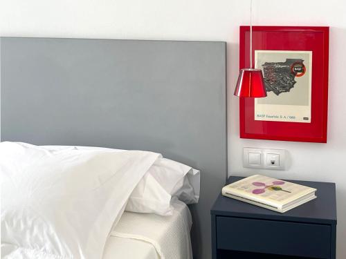 una camera da letto con un letto e un tavolo con un libro di Stylish well-connected beachfront flat a Valencia