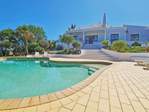 a large swimming pool in front of a house at Casa Vitória - with private pool in Pêra