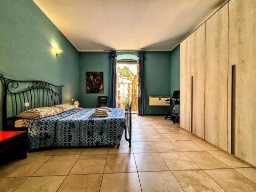 a bedroom with a bed and a green wall at Antica Dimora - Appartamento 6 in Bosa