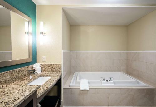 a bathroom with a tub and a sink at Hilton Garden Inn Dalton in Dalton