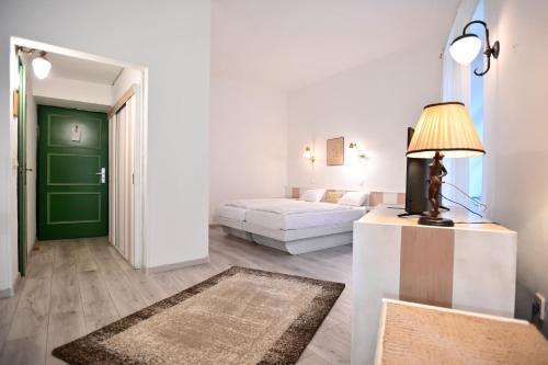 a bedroom with a bed and a green door at Senator Ház in Eger