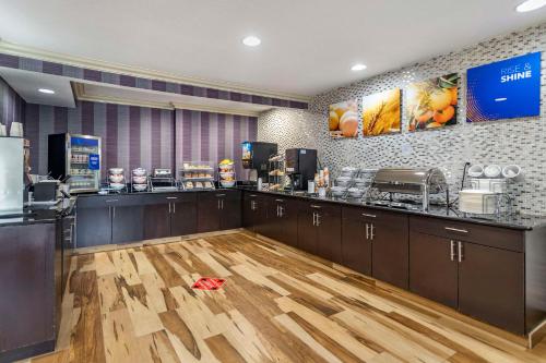 a hair salon with a counter and wooden floors at Comfort Inn Tulsa Midtown in Tulsa