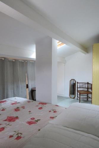 une chambre avec un lit avec un couvre-lit fleuri dans l'établissement Maisonnette Résidence piscine- tennis 800m des plages 4SANT320, à Saint Pierre La Mer