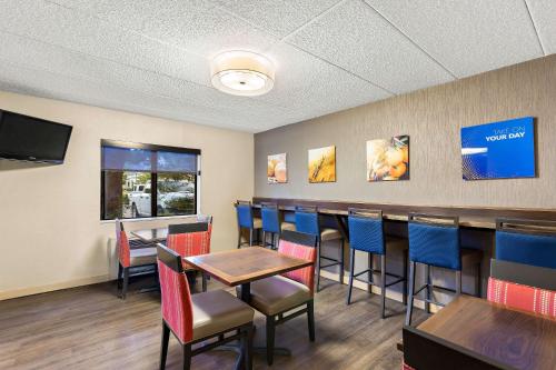 a bar in a restaurant with tables and chairs at Comfort Inn White River Junction in White River Junction