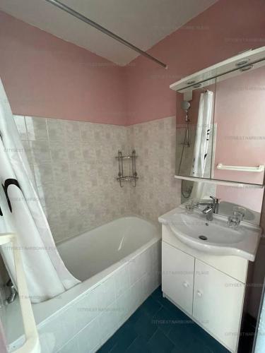 une salle de bain avec une baignoire blanche et un lavabo dans l'établissement Idéal couple avec vue sur le PORT DE GRUISSAN 4CHE24, à Gruissan