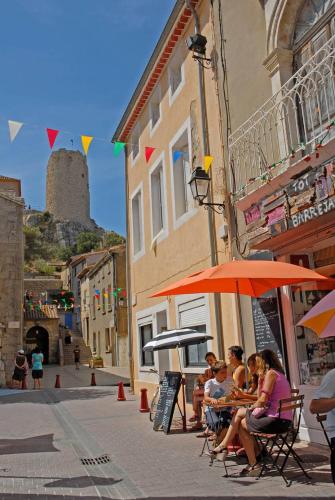 Un groupe de personnes assises à une table sous un parapluie dans l'établissement Idéal couple avec vue sur le PORT DE GRUISSAN 4CHE24, à Gruissan