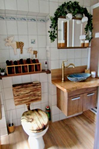 a bathroom with a toilet and a sink at Ferienwohnung Heideschwedin in Eschede